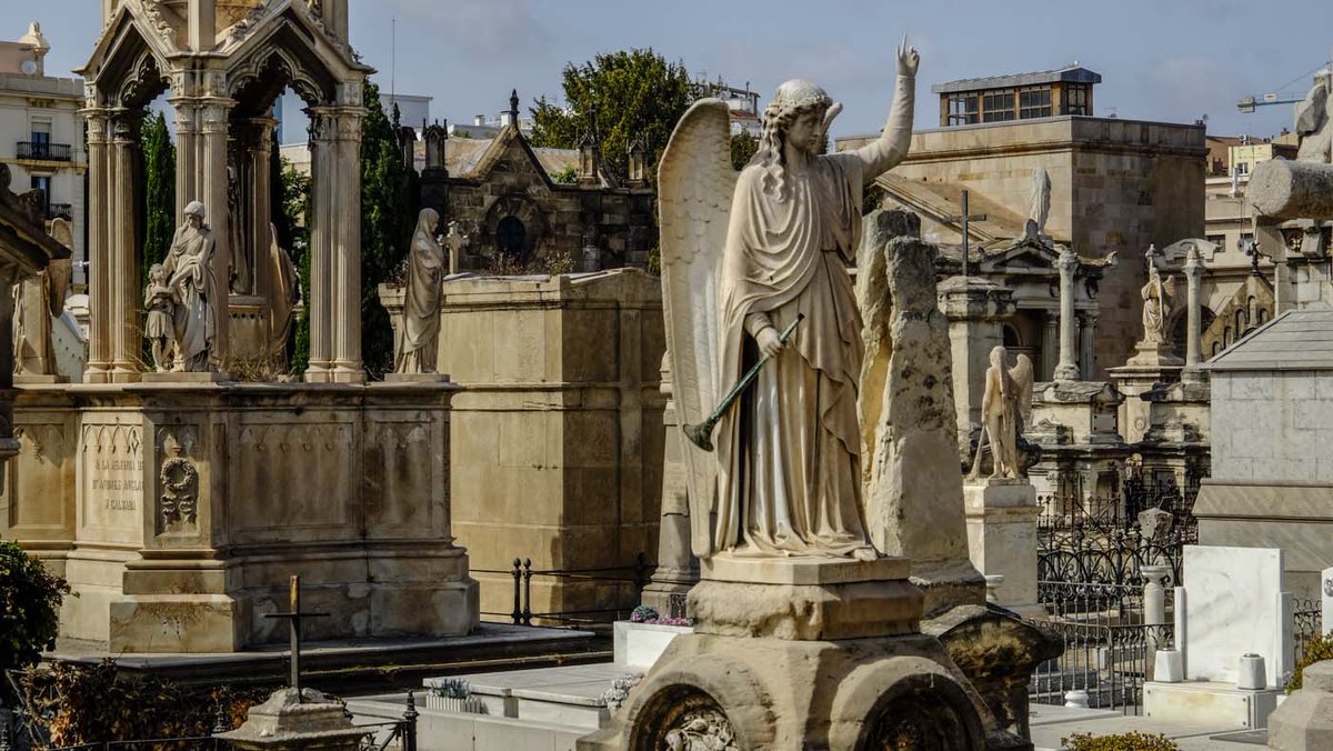CementirisBCN's tweet photo. 🗣️Us proposem una visita guiada per aproximar-vos a les nostres arrels, conèixer les obres funeràries més emblemàtiques i alguns dels personatges il·lustres que van decidir descansar per sempre al primer cementiri de Catalunya.

🎟️Reserves: https://t.co/ITRQhN2Y5h https://t.co/NMHJbCSS0j