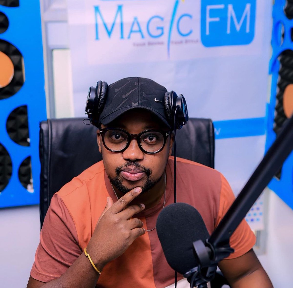 ConstantinUwase's tweet image. #UyuMunsiMuMateka
#17Mutarama
Havutse @RobCyubahiro Umunyamakuru wa @rbarwanda by’umwihariko #MagicFm Uyu musore ni Umunyamakuru mwiza , mubusesenguzi ari mu ba mbere, akunda u Rwanda n’abanyarwanda, arizihirwa, ni Inkotanyi cyane. Arasabana cyane akunda abantu cyane.
Tumwifurize