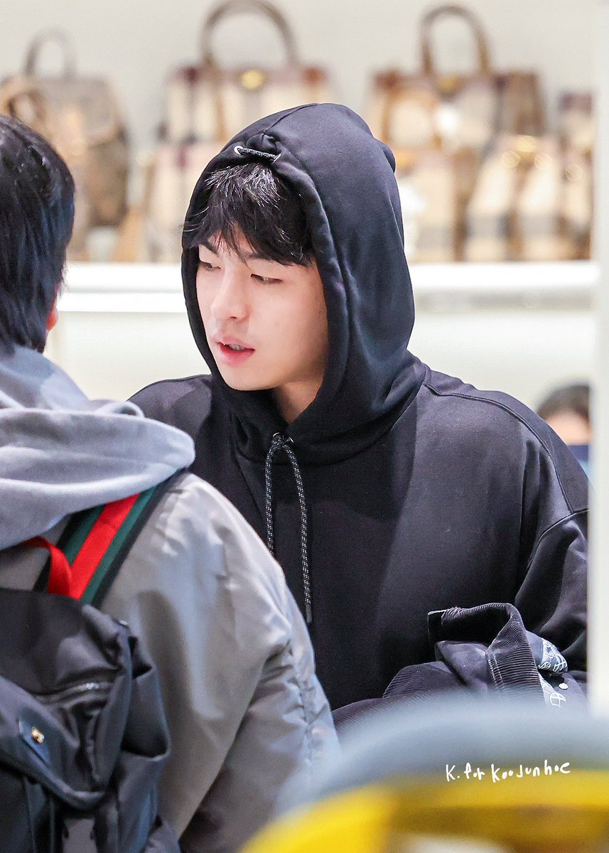 kforkoojunhoe's tweet photo. 250117 ICN #준회

캄보디아 고고 ✈️

#JUNHOE #구준회 #ジュネ
#iKON #아이콘 @JUNE_GOZARU_JP https://t.co/6xsyATY2cl