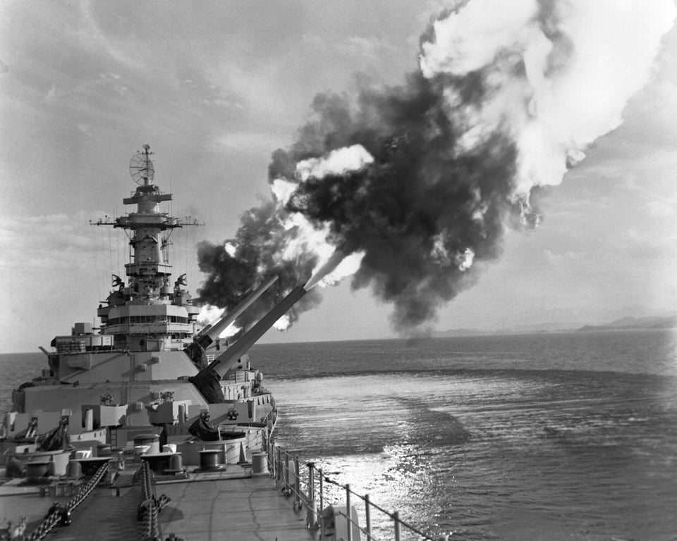 r116440's tweet photo. 🇺🇸 @USNavy Iowa class #battleship USS New Jersey (BB-62) bombarding shore targets in Korea, 1953 #warship #navy #naval #KoreanWar #USSNewJersey #BB62 https://t.co/MtF4EXN81P