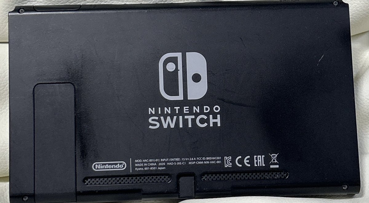 yaku_unyou's tweet photo. 【買い換えまでに知っておきたい小ネタ】

スイッチ2が正式発表されてゲーム界隈が賑わってるのが嬉しい！
まだ肝心の発売時期や価格についての発表はないけど、今持ってるスイッチについての小ネタをちょっと出��ときます。

完全な小ネタになりますが
「未対策機」って聞いたことありますか？

多分、ほとんどの人は知らないと思います。

任天堂がNintendo Switchを世に出したのが2017年3月3日。

革新的な「据え置き」と「携帯」のハイブリ��ド型ゲーム機として一気に世界の注目を集めたのは記憶に新しい。

ただ、発売から1年程経った頃にスイッチに使用していた「NVIDIA Tegra X1チップ」にハードウェアレベルでの傍若性が公開されたんです。

要はバグが見つかりスイッチを改造する事が出来てしまったんですね。

任天堂としてはそんな事が分かったからには対策を施さなければならなくなったわけです。

慌てて新しいハードウェアを搭載した対策機をつくり出荷を開始したのが2018年6月〜7月ごろ。

お分かりかと思いますが
この対策機が世に出回るまでの2017年3月〜2018年5月の間に出荷されたスイッチは全て「未対策機」と呼ばれているんです。

「だから何よ？」

と思うかもですが、実はこの未対策機がちょっと価値があったりするんですよ😌

少し長くなるんで、また次回に��もポストします。

手元にあるスイッチが発売当初にやっとの思いで並んで買ったモノだって事は分かってます。

だけど

「8年近く使ったしもう価値が無いんだろうな」

なんて思わないでくださいね😌