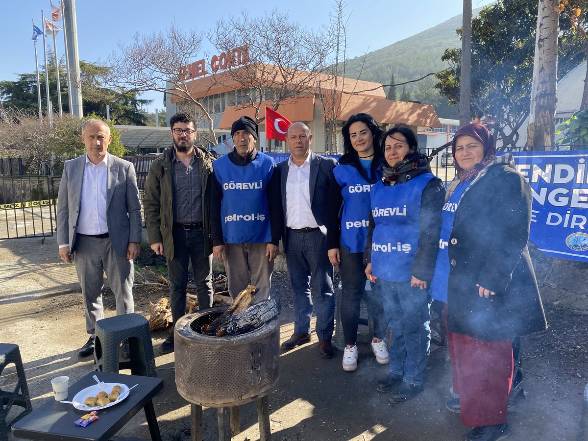 aykutgunell's tweet photo. İzmir/Kemalpaşa’da yürüttükleri grevin 39. gününde olan Temel Conta işçilerini ziyaret ettik. Moralleri gayet yerinde, birlikleri sağlam! İşverenin masaya oturmaktan başka çaresi yok! 
@temelcontagrev https://t.co/9CjlT6cekx