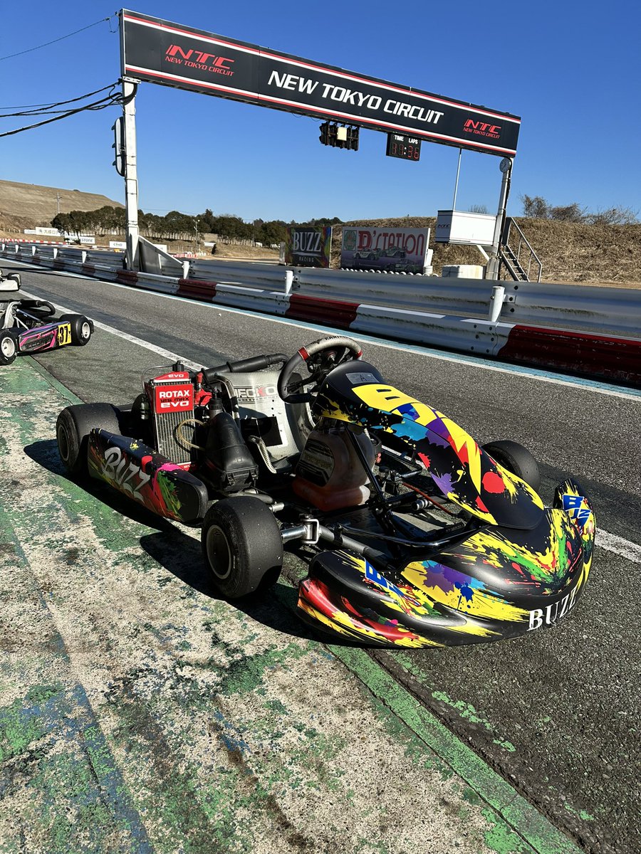 BUZZ_KART_CLUB's tweet photo. 1月17日

BUZZKARTCLUB

みなさん練習課題を克服して毎週タイム更新しております！

＼𝐁𝐔𝐙𝐙 𝐑𝐀𝐂𝐈𝐍𝐆／⁣
🏎『BUZZ KART CLUB』
🔛2024年9月9日 運用を開始致しました💁🏻‍♀️
🔜10/1〜会員登録開始になります

✅日本初レーシングカート
サブスクリプション
✅月額19,800円で乗り放題
✅初心者からプロの練習まで
✅新東京サーキット 『BUZZ KART CLUBガ���ージ』

🖤💛 https://t.co/pqRC2aBbWa 💛🖤⁣
⁣
╭━━━━━━━━━━━━━━━━━━╮⁣
💛𝐁𝐔𝐙𝐙 𝐑𝐀𝐂𝐈𝐍𝐆⁣
最新情報配信中⁣
LINE公式アカウント友だち募集中⁣
LINE@ https://t.co/MFoUKa4dow⁣
╰━━━━━━━━━━━━━━━━━━╯⁣

＼𝐁𝐔𝐙𝐙 𝐑𝐀𝐂𝐈𝐍𝐆／⁣
🏎『BUZZ KART CLUB』
🔛2024年9月9日 運用を開始致しました💁🏻‍♀️
🔜10/1〜会員登録開始になります

✅日本初レーシングカート
サブスクリプション
✅月額19,800円で乗り放題
✅初心者からプロの練習まで
✅新東京サーキット 『BUZZ KART CLUBガレージ』

🖤💛 https://t.co/pqRC2aBbWa 💛🖤⁣
⁣
╭━━━━━━━━━━━━━━━━━━╮⁣
💛𝐁𝐔𝐙𝐙 𝐑𝐀𝐂𝐈𝐍𝐆⁣
最新情報配信中⁣
LINE公式アカウント友だち募集中⁣
LINE@ https://t.co/MFoUKa4dow⁣
╰━━━━━━━━━━━━━━━━━━╯⁣