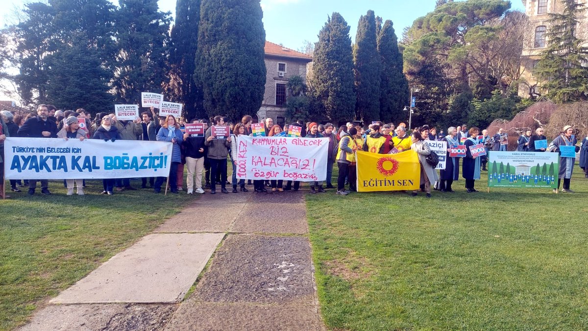 1000. Nöbette Güney Meydanda hocalarımıza, çalışanlar, öğrenciler, mezunlar, öğrenci aileleri ve milletvekilleri de katıldı. 
Özgür, özerk, demokratik üniversite için direnişe devam. 
#Boğaziçinde1000inciNöbet #1000thVigilatBogaziciÜniversity #KabulEtmiyoruzVazgeçmiyoruz