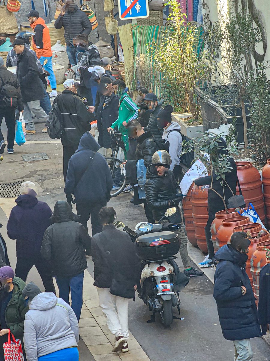 Un univers toujours quasi exclusivement masculin pour le deal et le recel devant nos maisons et nos commerces.
Maintenant on lâche juste le scoot au milieu de la rue pour s'approvisionner...
Plus belle la vie quoi 
<a href="/BenoitPayan/">Benoît Payan</a> <a href="/Prefet13/">Préfet de la région Provence-Alpes-Côte d'Azur</a> <a href="/prefpolice13/">Préfète de police déléguée des Bouches-du-Rhône</a> une réaction?
#noailles