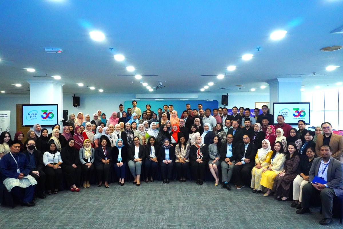 akademisains's tweet photo. Seramai 109 warga kerja ASM hari ini berpeluang untuk mengetahui impak pencapaian 2024 serta hala tuju ASM bagi tahun 2025 menerusi Perhimpunan Tahunan Bakat ASM bersama Ketua Pegawai Eksekutif. Majlis dimulakan dengan Ikrar Aku Janji Penjawat Awam dalam mengingatkan semula warga kerja ASM bahawa setiap tugasan yang dipertanggungjawabkan kepada mereka harus dilaksanakan dengan penuh amanah dan mengikut prosedur.

Puan Hazami Habib yang menyampaikan amanat mengucapkan penghargaan kepada warga kerja ASM yang menyumbang tenaga dan kepakaran dalam menjayakan 153 aktiviti yang merangkumi inisiatif, projek serta kajian sepanjang tahun lalu.