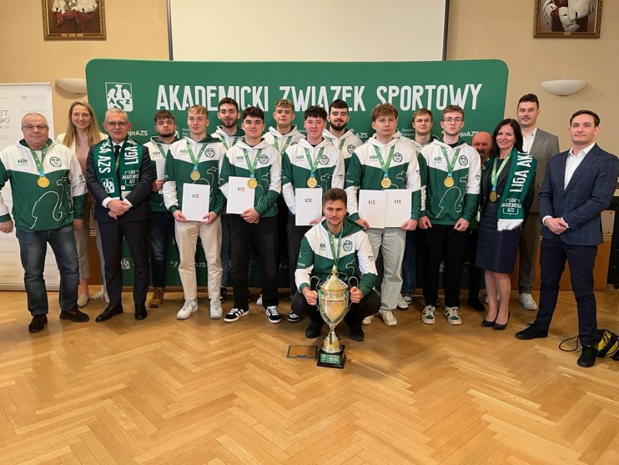 Złoci piłkarze AZS UZ z wizytą u Rektora 🥇🎓

Więcej ⤵️
uz.zgora.pl/aktualnosci/me…