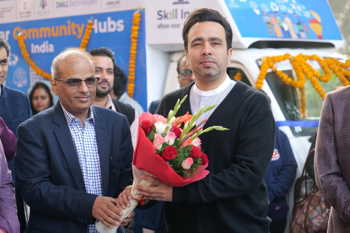 Singh_9319's tweet image. माननीय श्री @jayantrld जी द्वारा &apos;सोलर कम्युनिटी हब&apos; पहल के तहत मोबाइल वैन ट्रेनिंग यूनिट्स का शुभारंभ  

@MSDESkillIndia
@NSDCIndia

#SkillIndia #SolarCommunityHub #EmpoweringIndia