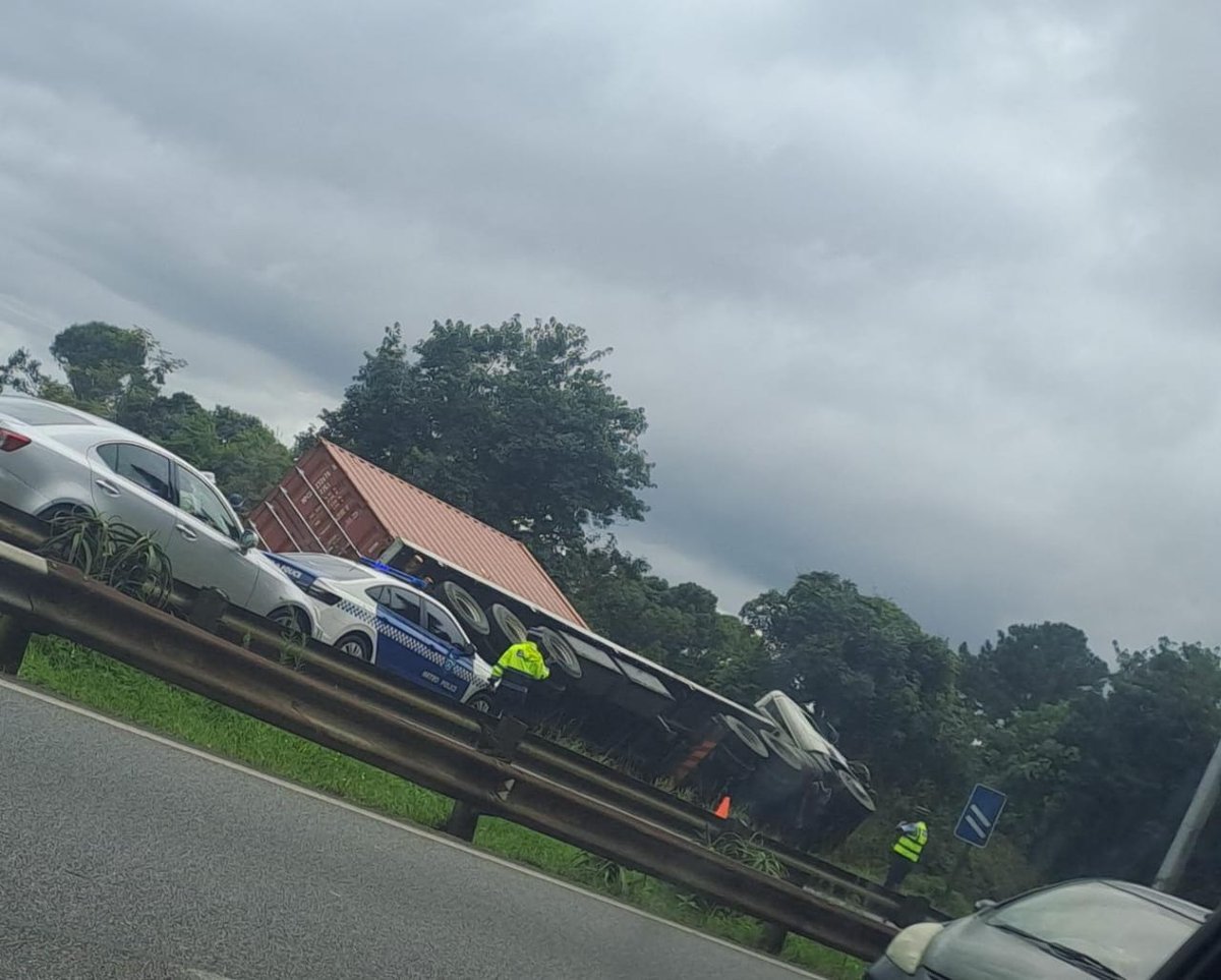lnnocent191535's tweet photo. Durban - M13 East: #TruckCrash before Kloof (near Maytime)
#TrafficSa
#SaNationalTrafficUpdates https://t.co/3nuLfhHrTj