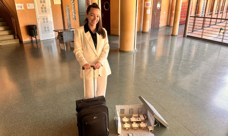 Una maestra con  #discapacidad visual es "declarada no apta" tras ejercer la docencia durante cuatro meses.

Uxía García superó con éxito una oposición en 2022 al Cuerpo de Maestros en #Canarias.

bit.ly/40o26Om  vía <a href="/Discamedia_/">Discamedia.es</a>