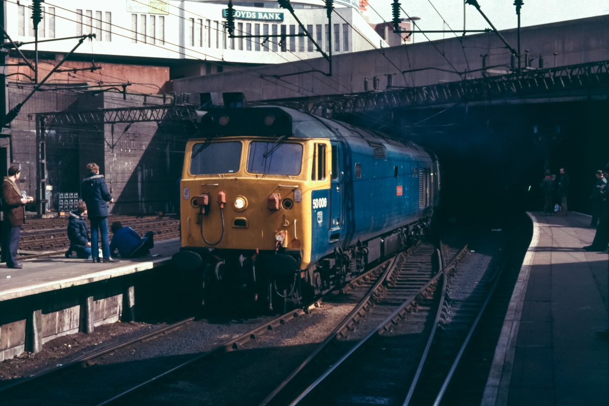 nickbro76777852's tweet image. Sheepskin coat, snorkel parkas, notebooks and pens - life on the platform end, Birmingham New St, 2nd April 1983. And 50006 arriving with 1M37, the 0950 Paddington - Manchester Piccadilly.
#FiftiesOnFriday
#Class50
#FlashbackFriday
