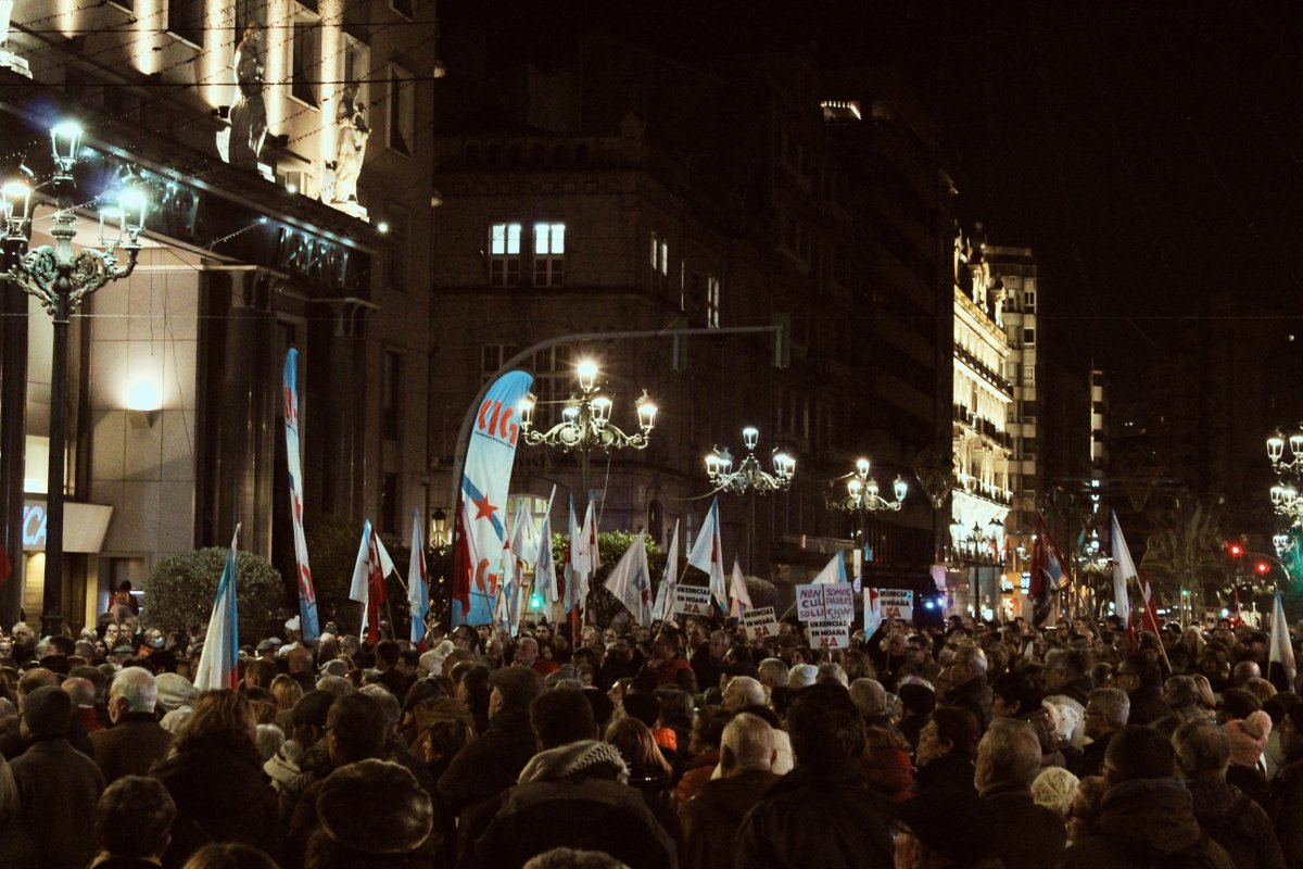 Onte, participamos na masiva mobilización en defensa da sanidade pública en #Vigo. Berramos alto contra as políticas de recortes e privatizacións do PP, que converteron a área na zona cero da desfeita sanitaria da Galiza. Defenderemos sempre unha sanidade pública e digna! ✊🏼