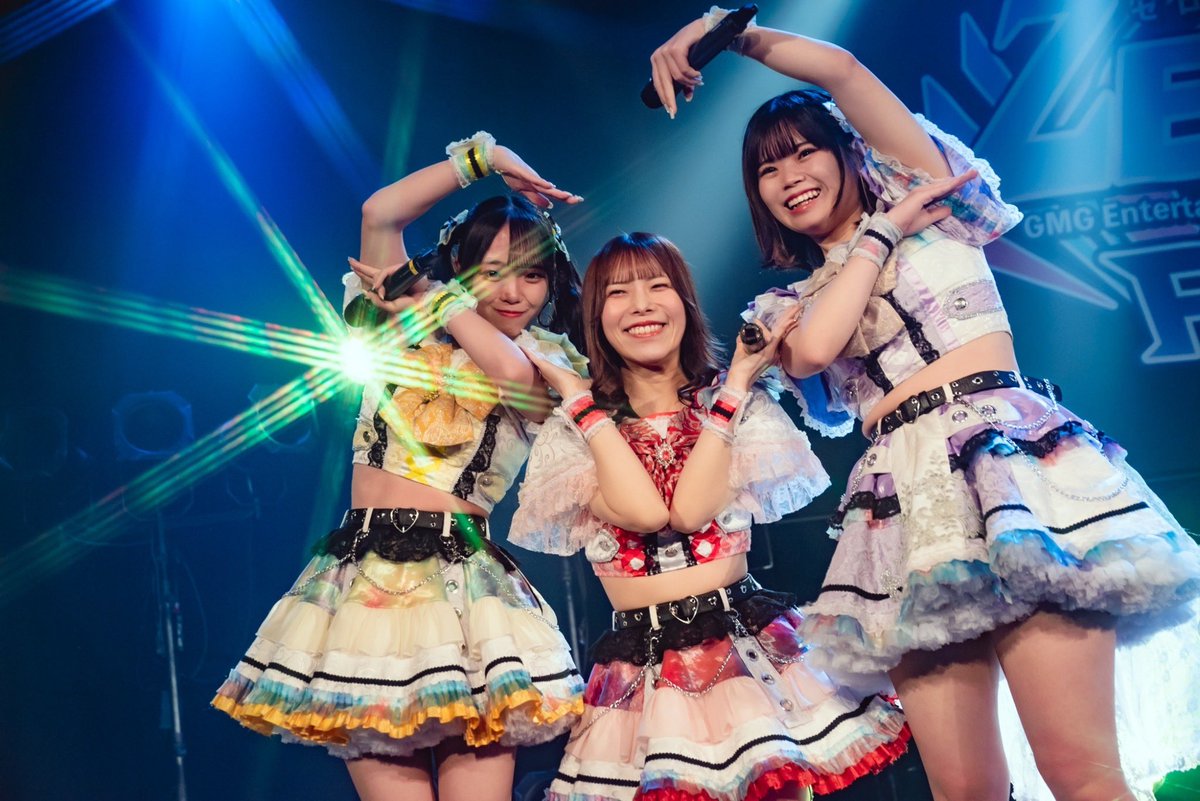 zero_fes's tweet photo. ◤◢◤◢◤◢◤◢◤◢◤◢◤◢
　　　#ZEROFES速報
◤◢◤◢◤◢◤◢◤◢◤◢◤◢
 
    “ シャニムニ＝パレード“
      【@ShanimuniParade 】

ただひたすらに 、がむしゃらに 。
まっすぐ届く最強パレード !!
こんなステージ見逃せないッ‼️

集合写真は主催のぜろすたとﾊﾟｼｬﾘｯ📸

#シャニパレ https://t.co/MZCFloAjAH