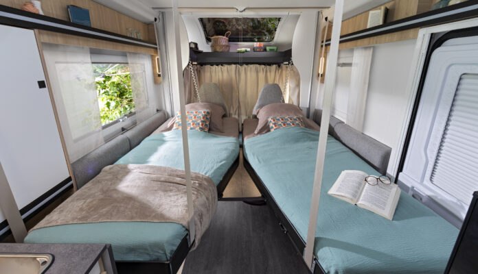 🚐 Esta autocaravana ofrece una distribución innovadora en menos de 7 metros, con un amplio salón, baño generoso y vestidor.
 Ideal para quienes buscan comodidad y funcionalidad en sus viajes. ¿Qué opinas de este diseño? 🗣️ #Autocaravanas #Challenger270
🔗 s.mtrbio.com/anfozvhqcn