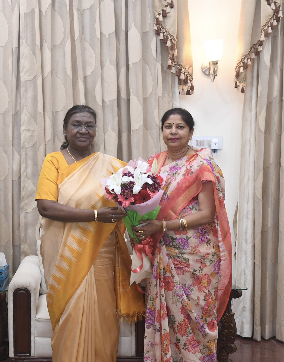देश की महामहिम राष्ट्रपति एवं सम्पूर्ण महिला वर्ग के लिए प्रेरणास्रोत श्रीमती द्रोपदी मुरमू जी से सौजन्य भेंट की।

महामहिम जी को बतौर सदस्य, उप्र राज्य महिला आयोग, मेरे द्वारा किए जा रहे कार्यों से अवगत कराया।

<a href="/Babitasingh_/">Dr. Babita Singh</a> <a href="/aparnabisht7/">Aparna Bisht Yadav</a> <a href="/drlaxmanbjp/">Dr K Laxman</a> <a href="/UMahilaayog/">UP_MahilaAyog</a> <a href="/UPMahilaKalyan/">UP Mahila Kalyan</a>