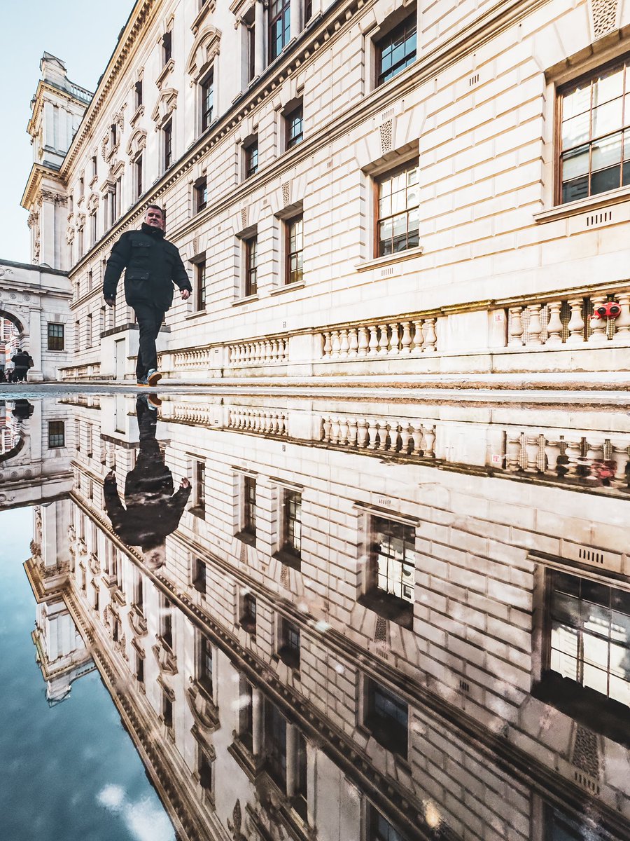 javanng's tweet photo. The beauty of London isn’t just in its buildings, but how it mirrors itself on the water.
#LondonViews #ReflectionsInTheWater #london #londonarchitecture #loves_reflections https://t.co/DP8CKRtLBR