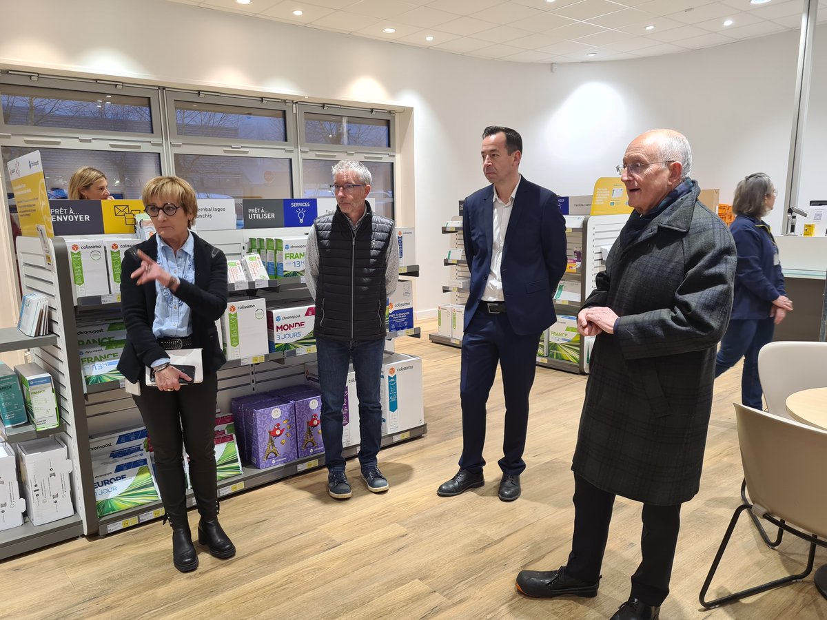 #Voeux2025 | En déplacement dans les Vosges, Philippe Wahl, PDG du <a href="/GroupeLaPoste/">La Poste Groupe</a>, a visité ce matin la plate-forme courrier d’#Epinal  
👉Un moment qui lui a permis d’échanger avec les 80 agents présents sur site
"Le cœur du Groupe La Poste ce sont les facteurs et les factrices"