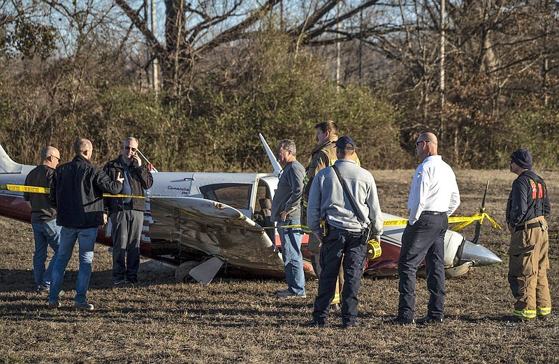 ivancp25's tweet photo. #AccidenteAéreo de un avión #PiperComanche PA-24-250 (N6799P). Sufrió un fallo de motor en aproximación al Aeropuerto Municipal de #Bentonville, el Campo de Vuelo de #ThadenField (KVBT) en #Arkansas, en #EEUU 🇺🇸. Ambos ocupantes resultaron heridos. 16-01-25 https://t.co/kG87B08rqf