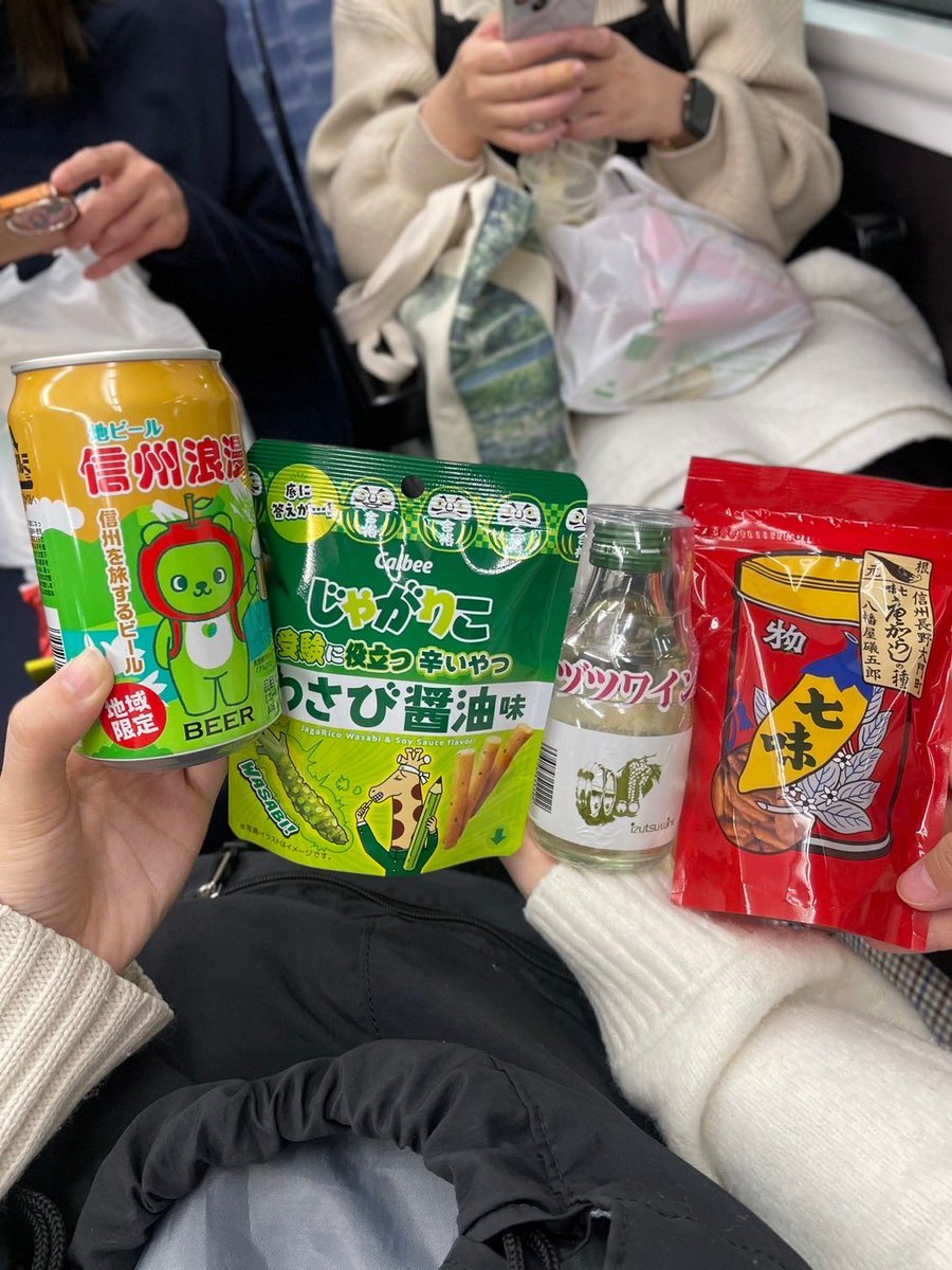 ReLienSax0211's tweet photo. 今日はこちらの演奏会のため、松本へみんなで打ち合わせに伺いました！
2月はコチラも！ご注目ください👀✨
(松本城登って足がフルフル🙃笑)
また４人の思ひ出が増えてｳﾚｼｲ🥰 https://t.co/s9bVWAmB2A