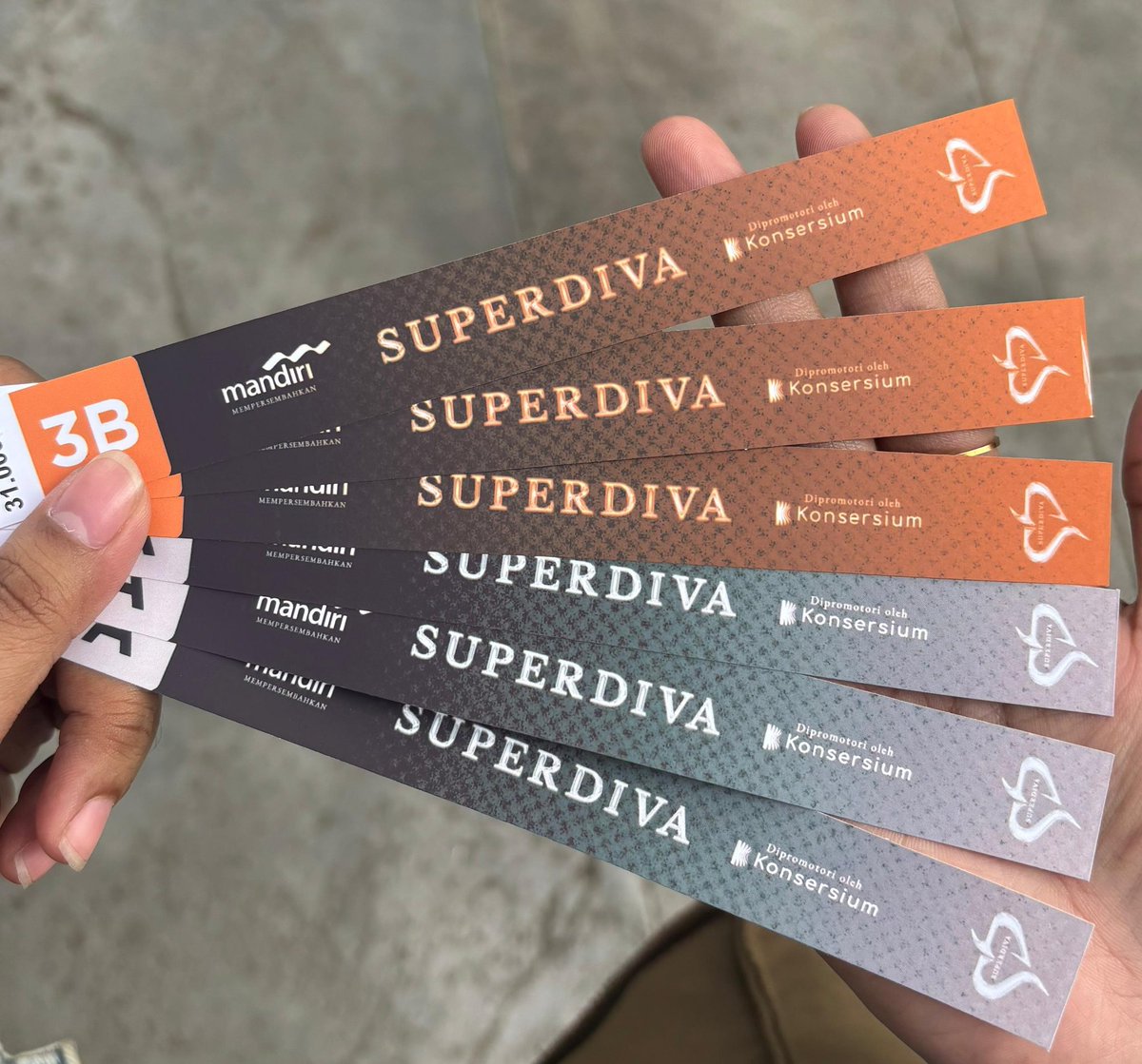 cha_giya8's tweet photo. WTS
WANT TO SELL

Tiket Konser Super Diva CAT 3B  
1 TIKET ONLY 300K, COD Venue. sudah jadi tiket fisik (gelang).

#konsersuperdiva
#superdiva #titidj #krisdayanti #ruthsahanaya
#tiaraandini #lyodra #ziva https://t.co/cMHdethDxG