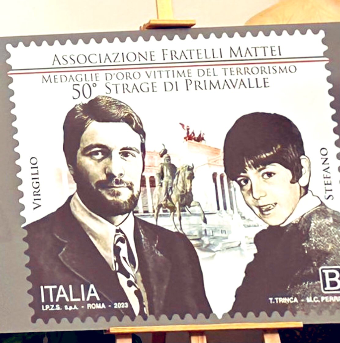 Aureliano_Boni's tweet photo. Dopo il francobollo commemorativo per
#VirgilioMattei e #StefanoMattei, uccisi a Roma nel 1973 da alcuni aderenti al movimento di sinistra #PotereOperaio (rogo di #Primavalle), il CdM delibera un altro francobollo per commemorare le vittime della furia omicida della sinistra comunista. Nonostante i no e le convulsioni della sinistra e dell’#anpi, verrà così ricordato #SergioRamelli ucciso a Milano nel 1975, a soli diciannove anni da alcuni militanti di sinistra di #AvanguardiaOperaia, perché di destra. La storia non si cancella.
#Meloni ##il_Governo_MIGLIORE_di_sempre #francobolli #17gennaio