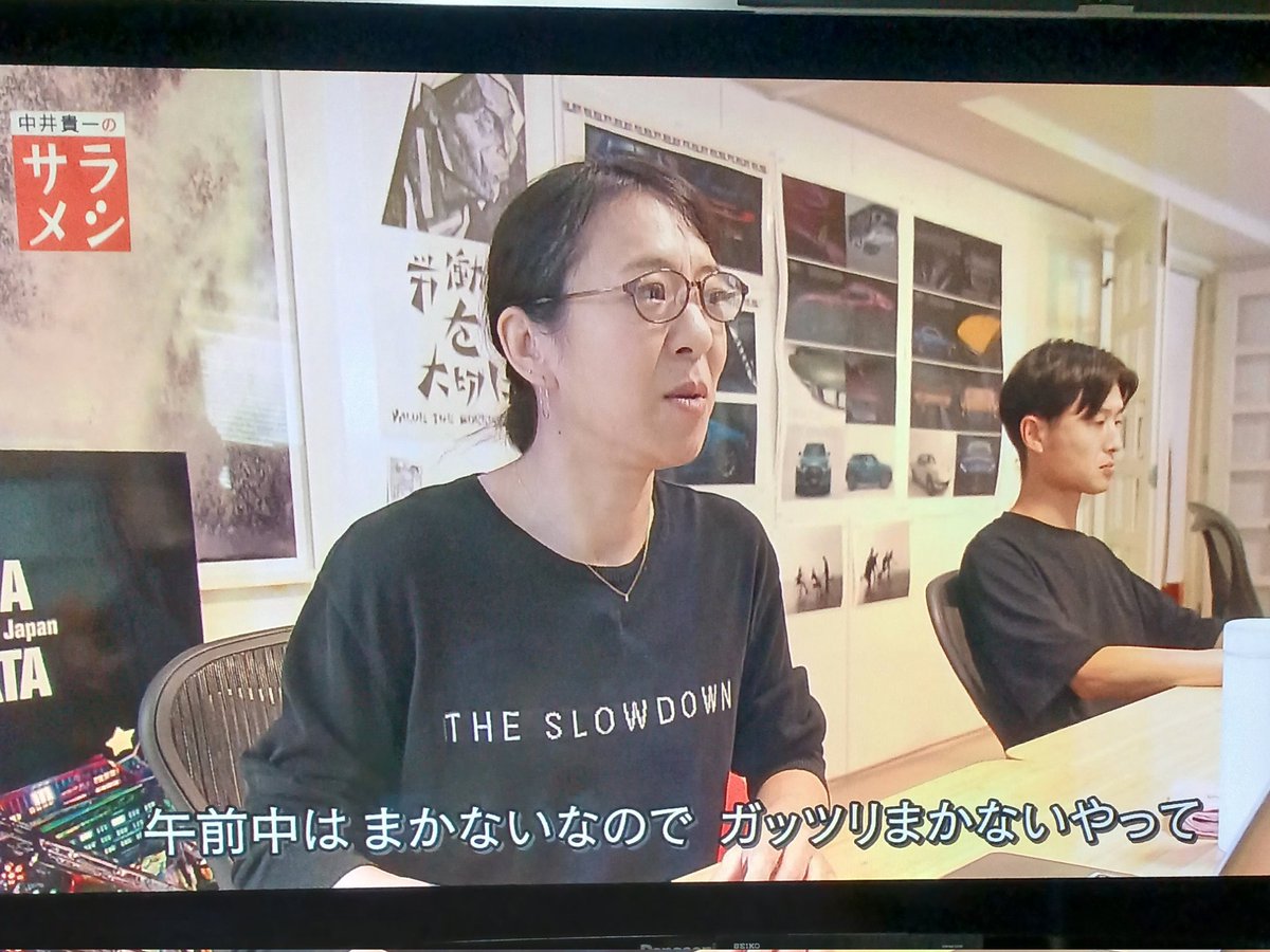 yomikakidou's tweet photo. 録画しといたサラメシ見てたら、背景に鈴木賢二の版画「労働者を大切に」が❗ https://t.co/6OfG0fWWOQ