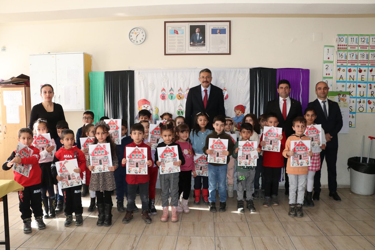 📌 Valimiz Sn. Ali Çelik: ‘Her Çocuk Yeni Bir Umuttur.’

🔴 Valimiz Sn. Ali Çelik, 2024-2025 eğitim-öğretim yılı 1.döneminin sona ermesiyle birlikte, 23 Nisan İlk/ Ortaokulu’nda düzenlenen karne dağıtım törenine katılarak öğrencilerimizin sevinçlerine ortak oldu. Okulun