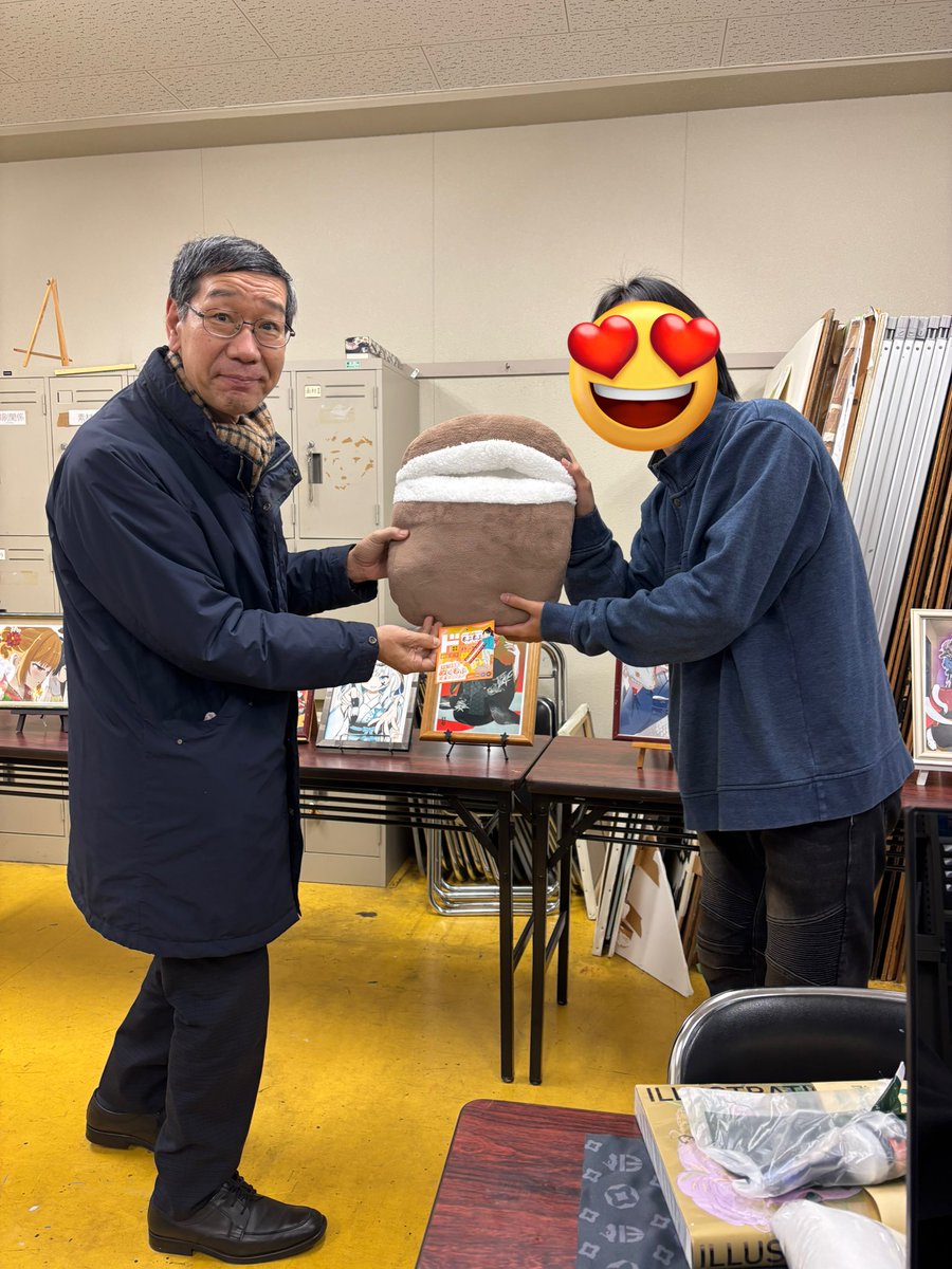 DEC_Kyutech's tweet photo. 本日の部会は正月企画のコンペを行いました！

今回も特別審査員として、顧問の小田部先生に来ていただきました！
二枚目は優勝者のKOKAさん（左）、三枚目は小田部先生と審査員特別賞を受賞されたほっぺさんです。

おめでとうございます🎊 https://t.co/Qm3U4V21zd
