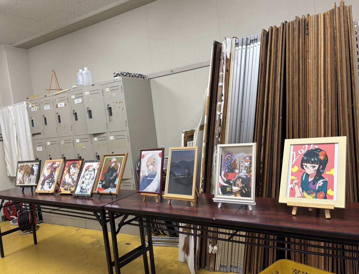 DEC_Kyutech's tweet photo. 本日の部会は正月企画のコンペを行いました！

今回も特別審査員として、顧問の小田部先生に来ていただきました！
二枚目は優勝者のKOKAさん（左）、三枚目は小田部先生と審査員特別賞を受賞されたほっぺさんです。

おめでとうございます🎊 https://t.co/Qm3U4V21zd