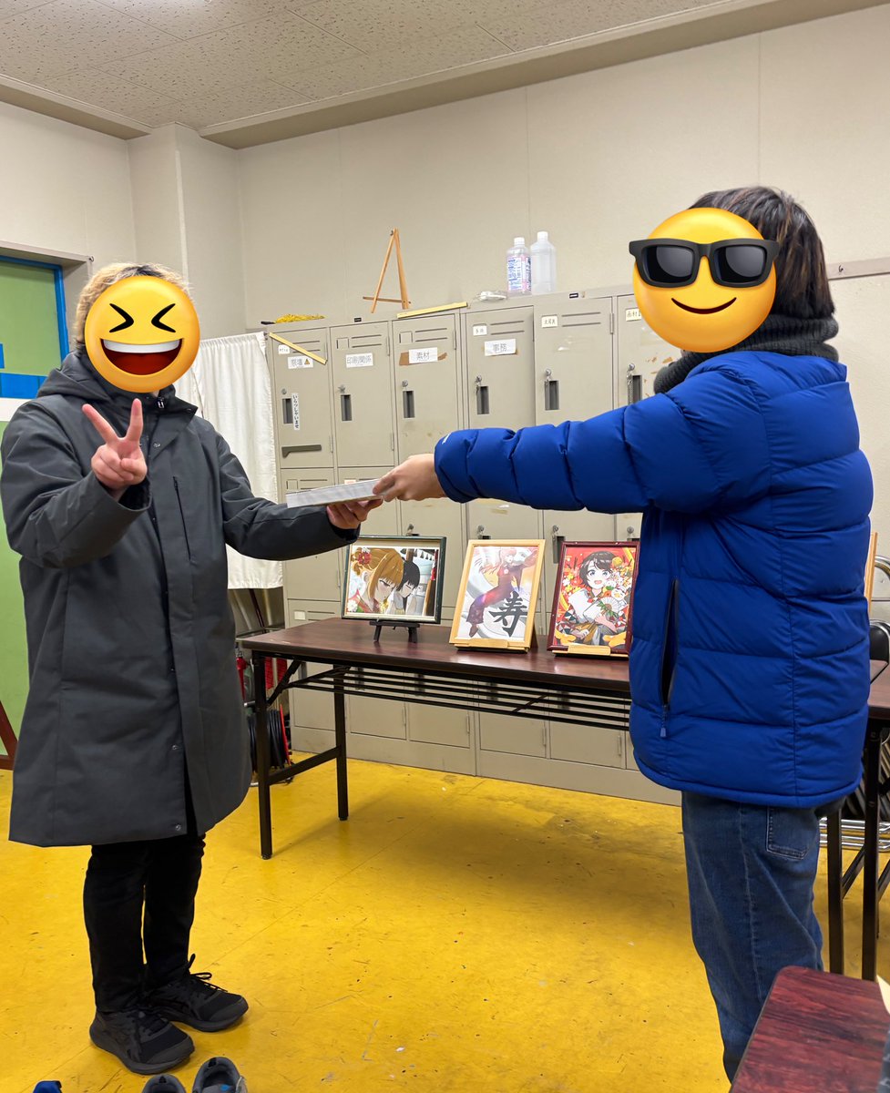 DEC_Kyutech's tweet photo. 本日の部会は正月企画のコンペを行いました！

今回も特別審査員として、顧問の小田部先生に来ていただきました！
二枚目は優勝者のKOKAさん（左）、三枚目は小田部先生と審査員特別賞を受賞されたほっぺさんです。

おめでとうございます🎊 https://t.co/Qm3U4V21zd