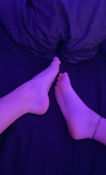 chanel_pub's tweet photo. C'est quoi votre pointure de pied idéal chez une femme ? 

#findom #femdom #findsub #feetgirl #feetpic #soles #footfetishes #paypig #cashslave #wallets #atm #plandab #cashmeet https://t.co/VJBQIX0omt