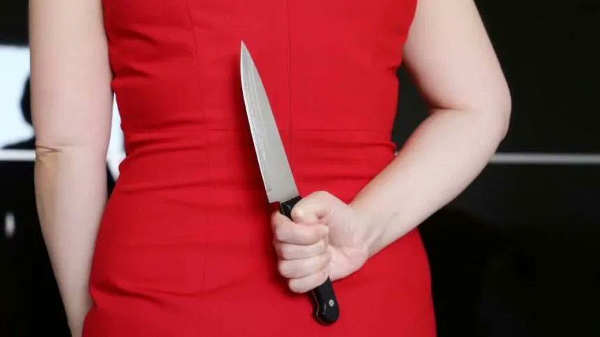 İstanbul'da aldatıldığını öğrenen kadın, eşini cinsel organından bıçakladı.

Tutuklanan kadın, 5 gün sonra serbest bırakıldı.