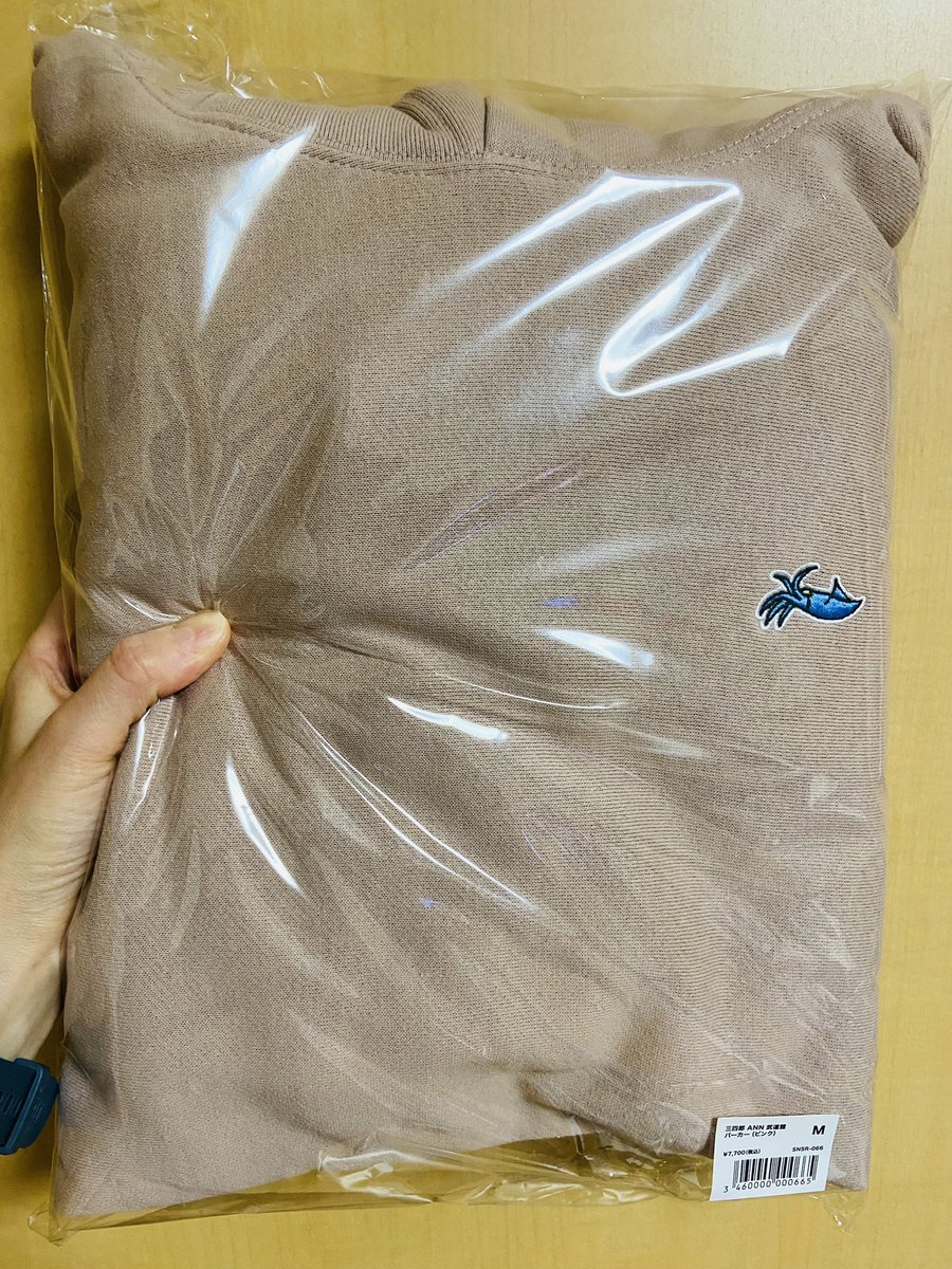 x_yuka_x's tweet image. 紙版DVDとホタルイカパーカー届いた〜🦑
こんなに手間のかかる書き起こしするくらいならDVD出してよ…と思ったわ😂
(音源の権利の関係かな？🤔)
裏面注意書きの1番好きなとこは「必ずしおりをはさんで本棚まあはDVD専用ケースをご自作いただき保管して下さい」のとこ🤗

#三四郎ANN0
#三四郎ANN武道館