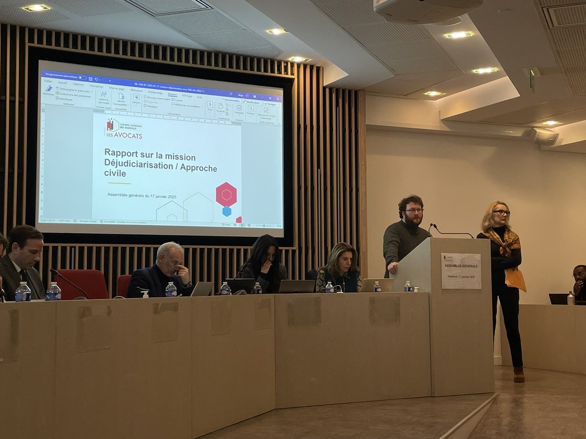 Brillant rapport de <a href="/maitreVG/">ValérieGrimaud</a> et <a href="/David_dvdv/">David van der Vlist</a> sur l’approche civile de la déjudiciarisation 💪
Puisque le gouvernement ne demande pas notre avis, on lui donne 🔥
Les élus #SAF à l’#AGCNB ✔️
On le dit, on le fait 💪