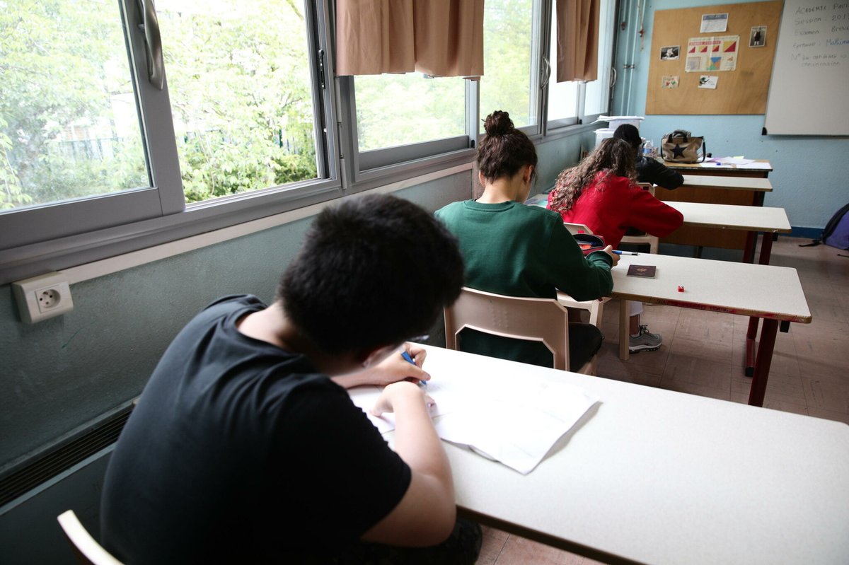 le_Parisien's tweet photo. 🔴 Finalement, le brevet des collèges ne sera finalement pas obligatoire pour entrer au lycée

➡️ https://t.co/cQIIBzkeqX https://t.co/OIcZGOlbcu