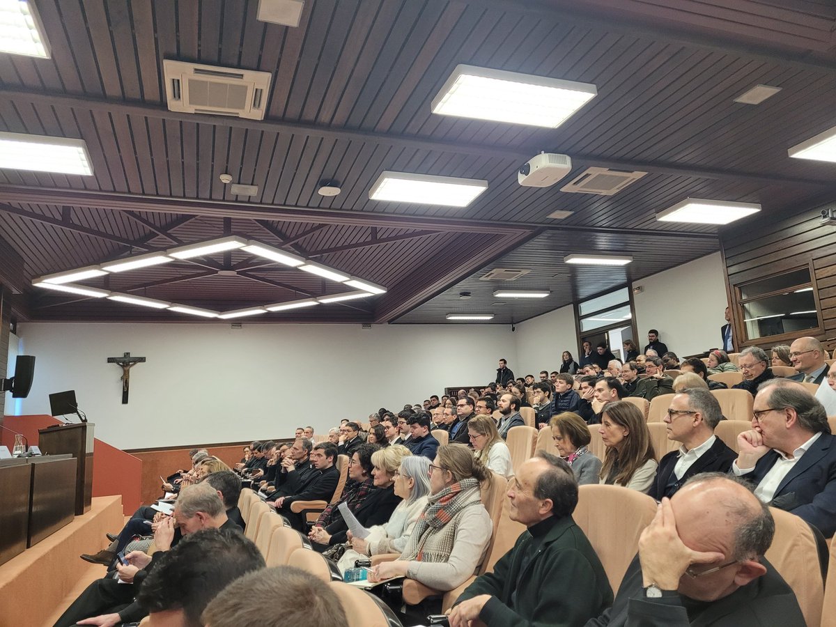 Qué oportunidad poder agradecer la labor de <a href="/JuanLuisLorda1/">Juan Luis Lorda</a> rodeados de profesores como <a href="/llucbuch/">Lucas Buch</a>, <a href="/PabloBlancoSart/">Pablo Blanco Sarto</a> y <a href="/JoseMTorralba/">José María Torralba</a>: "D. Juan Luis nunca ha dicho que no a lo que se le ha pedido. Como buen universitario, no se acomoda. (...) Es el gran maestro de la síntesis".