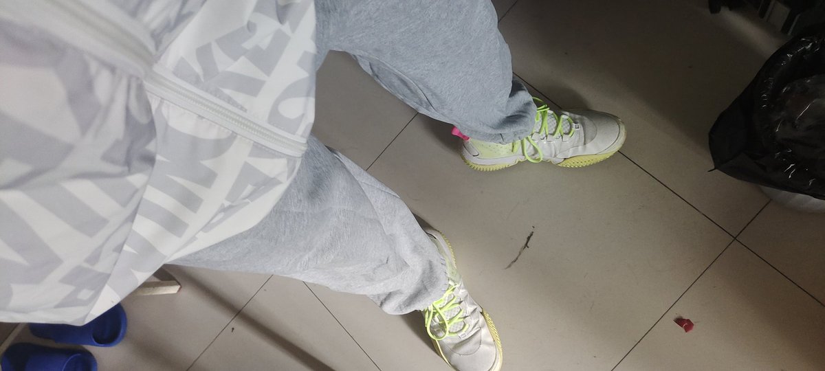 放假期间溜进宿舍，偷偷穿上壮直男的一套跪在地上，仿佛自己变成了壮直男，用着他的身体做着奇怪的事，想象壮直男像狗一样在我面前趴着舔我的脚😈😈😈😈