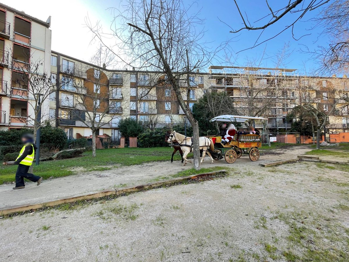 DesbalsServices's tweet photo. On poursuit notre récapitulatif des derniers événements de 2024 avec les goûters d'hiver au parc du Couserans à Bagatelle et place André Mathieu à Tabar ❄️
Près de 200 personnes ont pu assister au défilé de la calèche tirée par les impressionnants chevaux de l'association (...) https://t.co/D9qaB7n9re