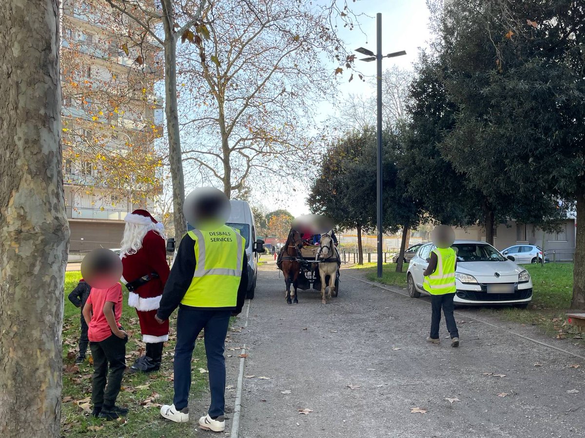 DesbalsServices's tweet photo. On poursuit notre récapitulatif des derniers événements de 2024 avec les goûters d'hiver au parc du Couserans à Bagatelle et place André Mathieu à Tabar ❄️
Près de 200 personnes ont pu assister au défilé de la calèche tirée par les impressionnants chevaux de l'association (...) https://t.co/D9qaB7n9re