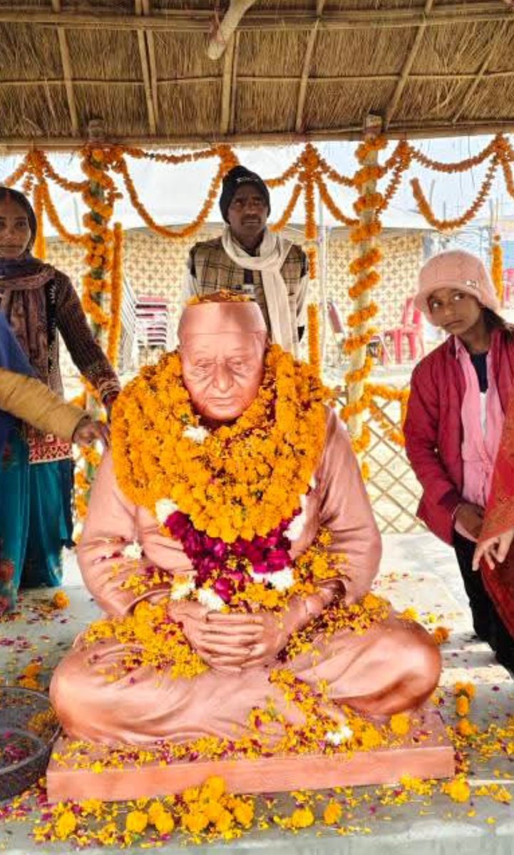 परमपूज्य शंकराचार्य अविमुक्तेश्वरानंद जी महाराज और रिपोर्टर के बीच हुआ संवाद
रिपोर्टर-कुंभ में मुलायम सिंह सेवा संस्थान के लोगों ने स्वर्गीय मुलायम सिंह यादव जी की मूर्ति लगाई है,
क्या ये राजनीति नहीं है,
शंकराचार्य जी-और जो हर दस कदम पर मोदी, योगी की तस्वीर, फोटो लगी है,
वो क्या