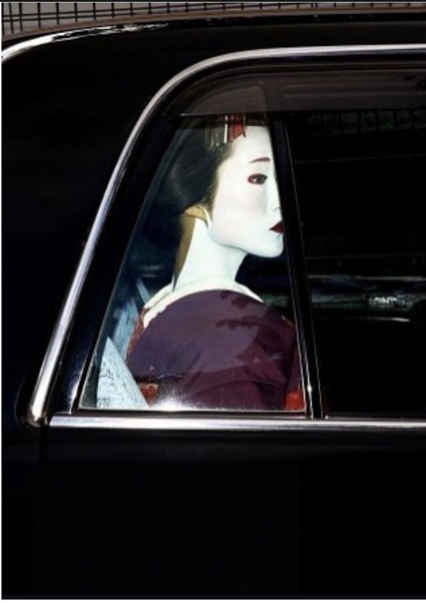 superchade's tweet photo. ตอนแรกอยากจับ Ling Orm ใส่ปีกนางฟ้าแบบ Peter Lindbergh หรือไม่หางนางเงือกเหมือน Tim Walker แต่สุดท้ายเปลี่ยนใจว่าอยากให้เป็น road trip แบบ Thelma &amp; Louis มีความอันตรายเหมือน Bonnie &amp; Cylde จนเจอภาพเกอิชาในลีมูซีนคือจบ แวมไพร์ก็ชอบนะ แต่ถ้าทำคงเป็น vampire dance นี่ว่านนสก เหมาะ https://t.co/55M402l7wa