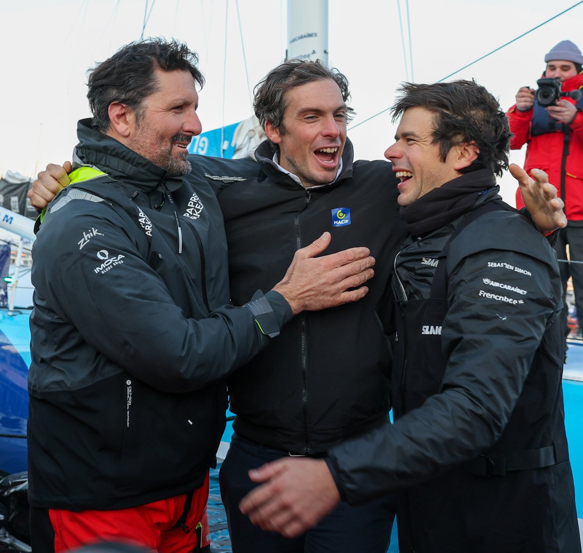 🇫🇷 L'immense respect entre Charlie Dalin, Yoann Richomme et Sébastien Simon 🤩

Superbe image entre le trio du tête du Vendée Globe 2025 ⛵️

📸 Jean-Marie Liot / Alea