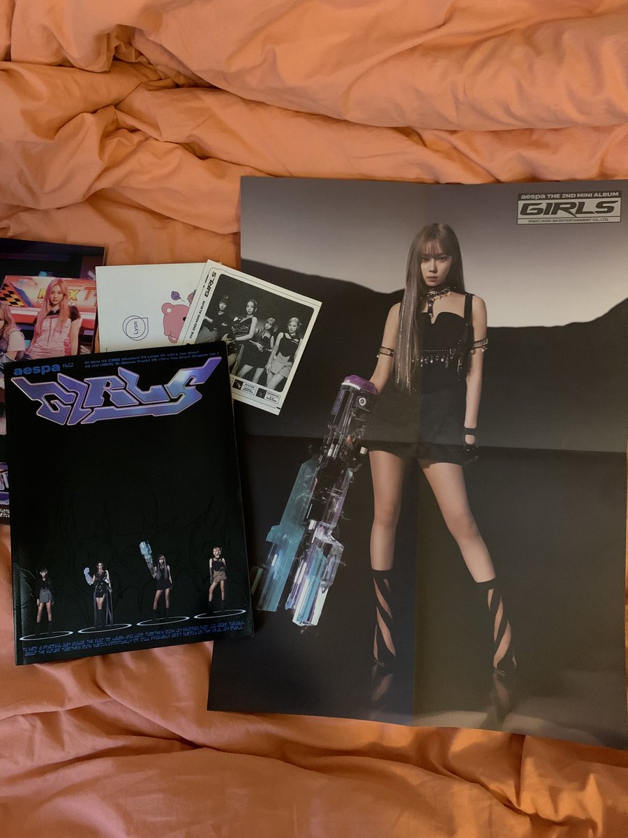 cernlovestay's tweet photo. stickerlari da tam ayrica girls de hangi albumu aliyorsaniz o uyenin posterini koydum🩷 sadece ningning de ot4 var https://t.co/mE5zyWsMbX