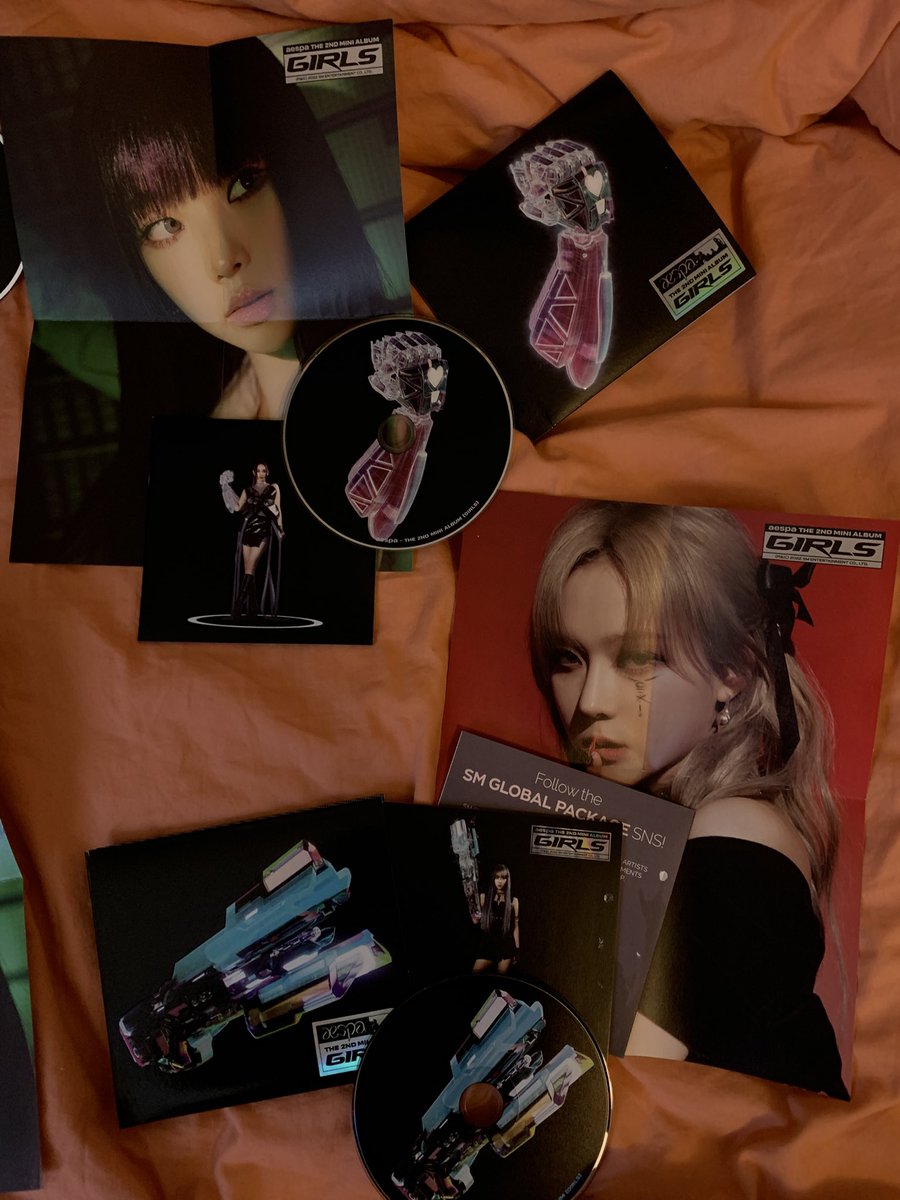 cernlovestay's tweet photo. stickerlari da tam ayrica girls de hangi albumu aliyorsaniz o uyenin posterini koydum🩷 sadece ningning de ot4 var https://t.co/mE5zyWsMbX