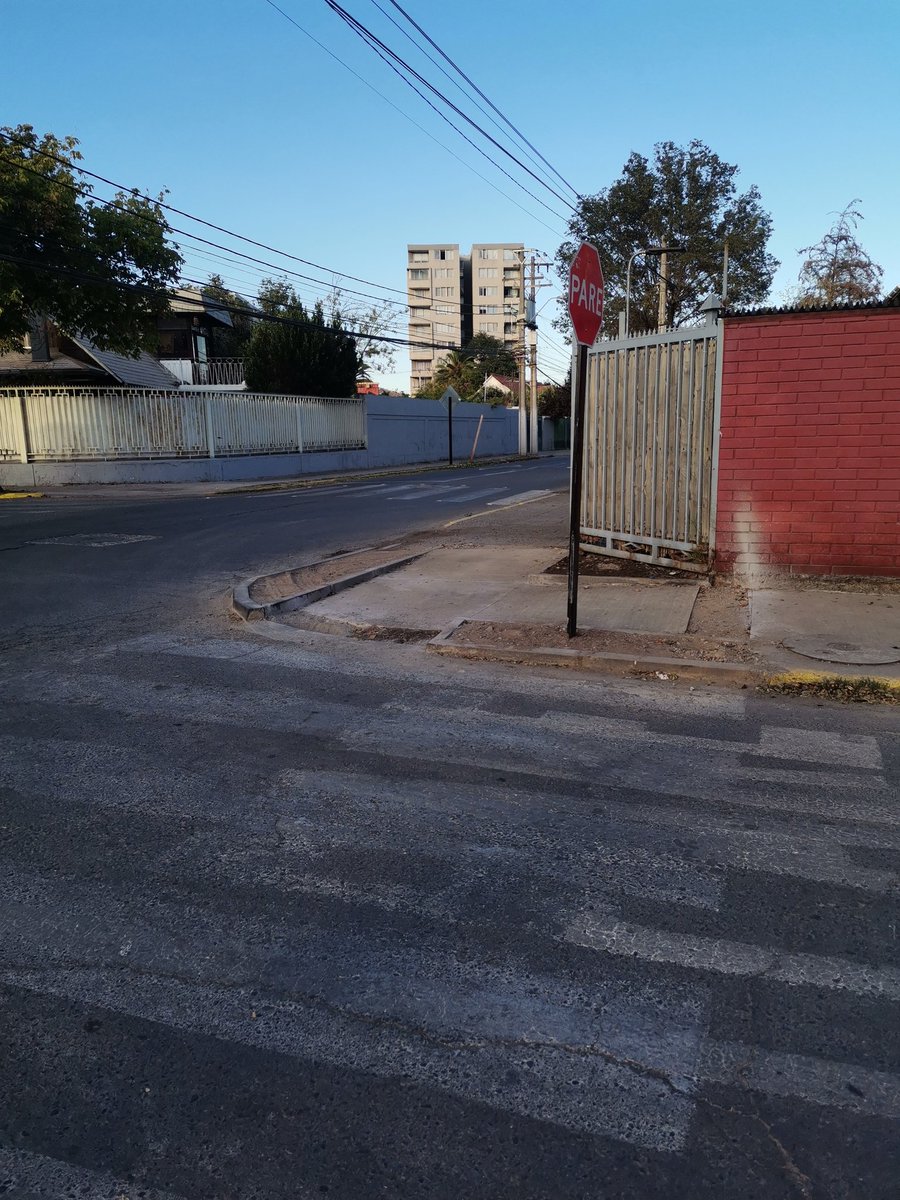 gvascal's tweet photo. @MuniLaFlorida así dejaron los trabajos de mejoramiento de veredas la millancura en calle Santa Julia con Arturo Prat justo afuera de la casa de una anciana https://t.co/dDdRdslxJS
