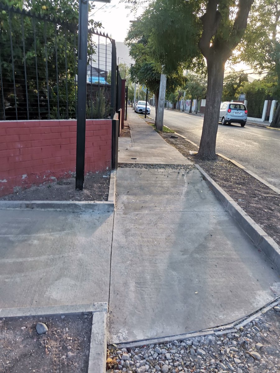 gvascal's tweet photo. @MuniLaFlorida así dejaron los trabajos de mejoramiento de veredas la millancura en calle Santa Julia con Arturo Prat justo afuera de la casa de una anciana https://t.co/dDdRdslxJS