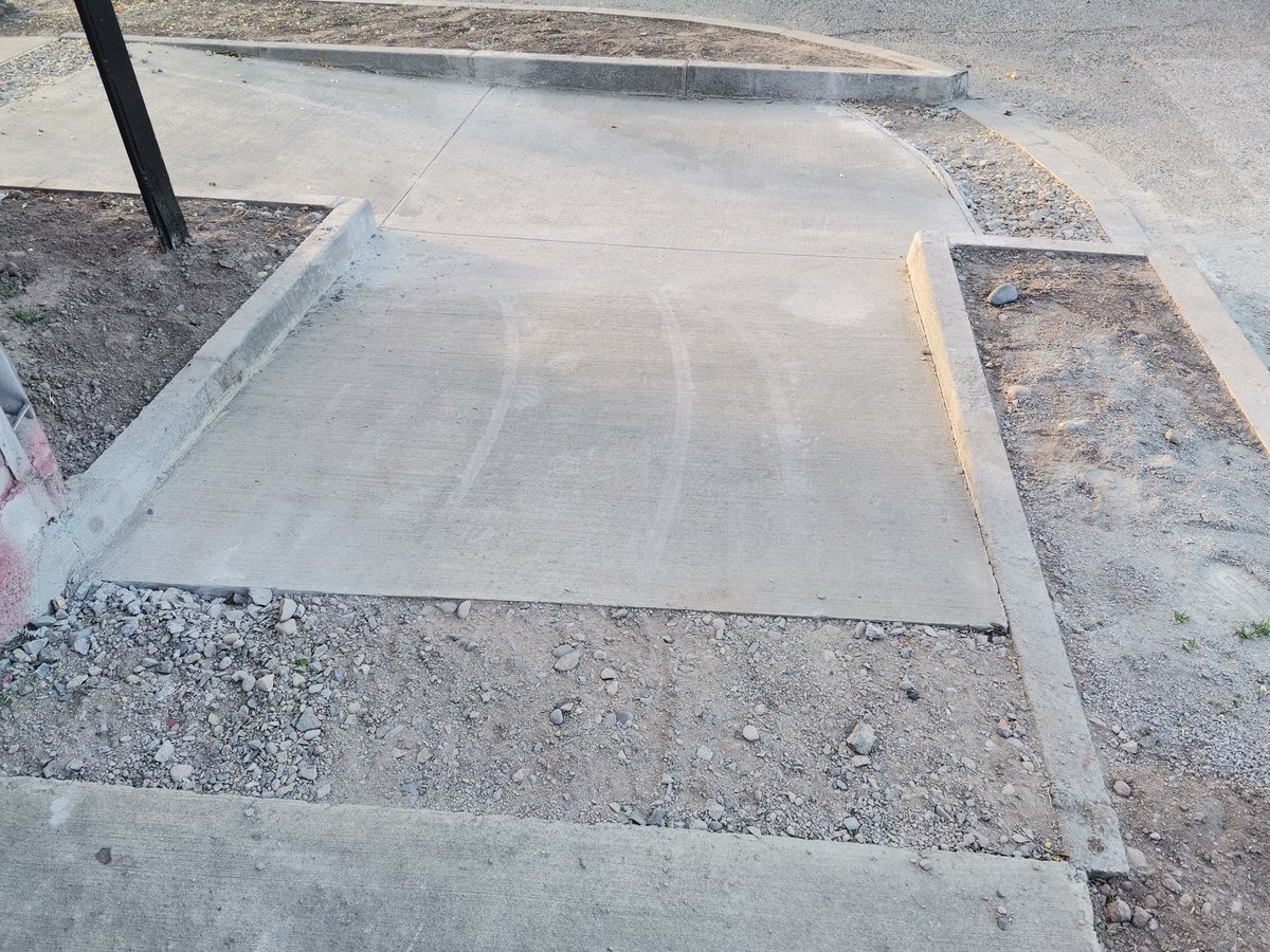 gvascal's tweet photo. @MuniLaFlorida así dejaron los trabajos de mejoramiento de veredas la millancura en calle Santa Julia con Arturo Prat justo afuera de la casa de una anciana https://t.co/dDdRdslxJS