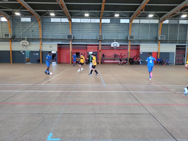 LPCarraz's tweet photo. Première place dans la catégorie Lycée Professionnel pour nos 7 élèves ce mercredi au Championnat Départemental #UNSS de Futsal à Châtillon-sur-Seine, qui permet à l'équipe de se qualifier pour le Championnat Académique ! Félicitations à eux. https://t.co/4LSzTXVVQt