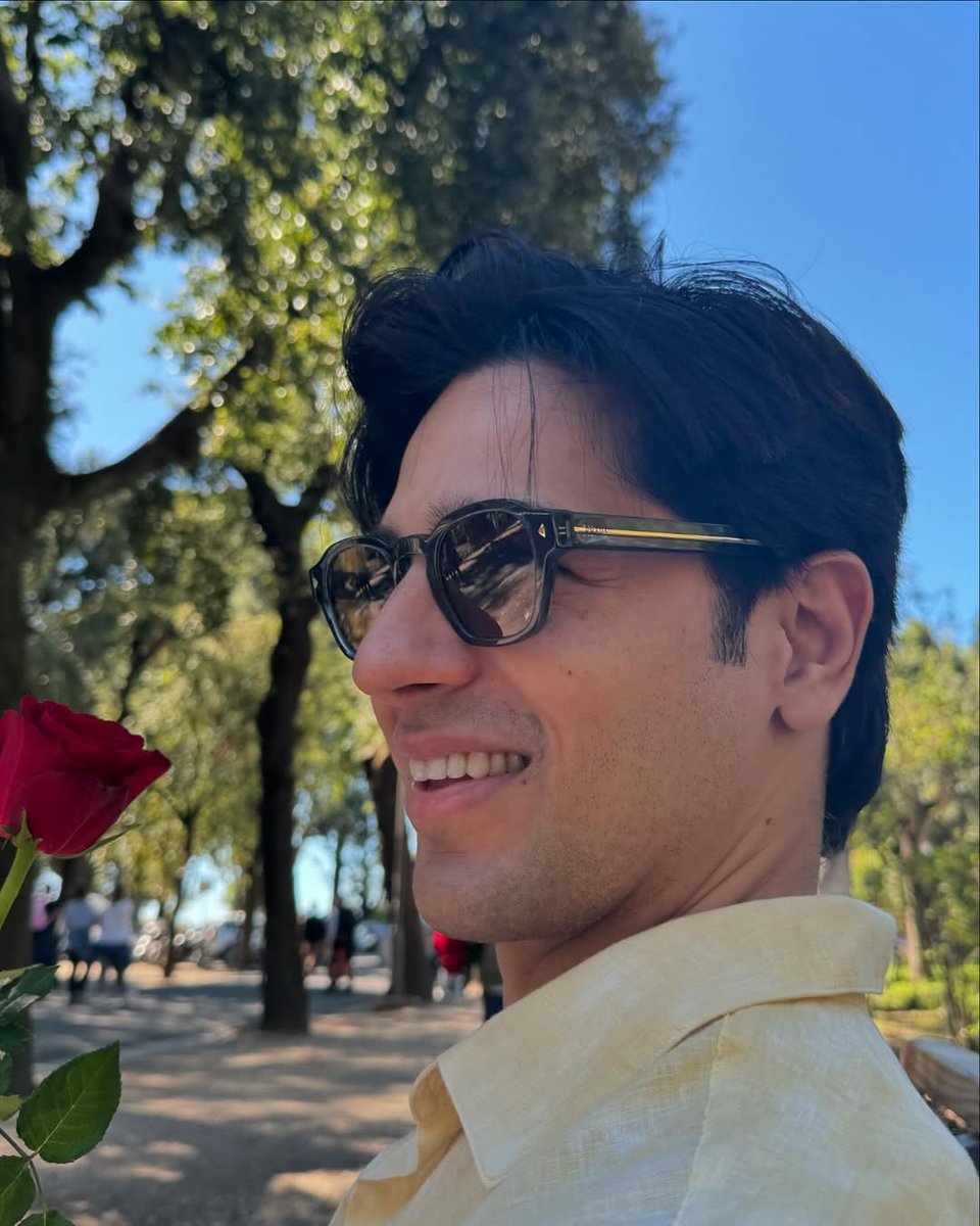 Unseen Photos of #SidharthMalhotra that we got yesterday :-
1.