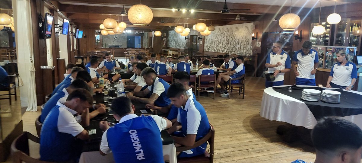 Después de cenar Se realizo un bingo entre los jugadores y cuerpo tecnico . Se está conformando un lindo grupo 🇧🇼